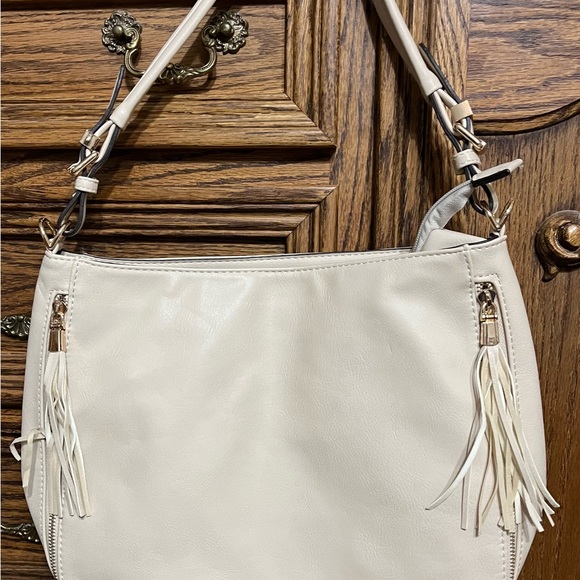 Handbags - Off white purse, has plenty of pockets inside and out, never used, smoke free